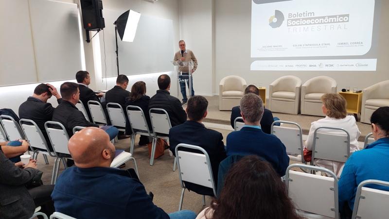 Tiago Wickstrom Alves, professor do Programa de Pós-Graduação em Economia, apresentou os dados da 24ª edição do BST