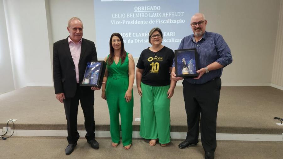 Célio Belmiro Laux Affeldt e José Clarél Calleari, vice-presidente de Fiscalização e  gerente da Divisão de Fiscalização do CRS/RS com as coordenadoras do Núcleo Roberta Wobeto e Roselena Ribeiro Knach 