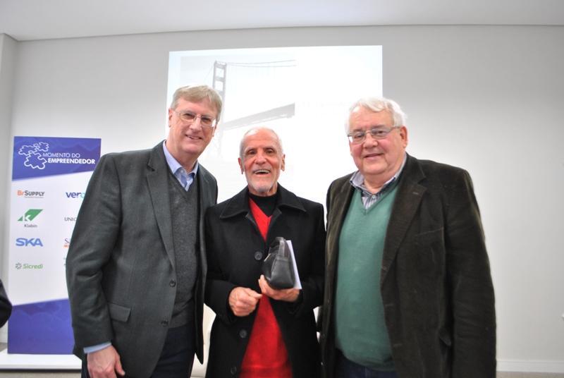 Na foto Ribas ao centro, ao lado de Oldemar Brahm e Luiz Antonio Velho, ex-presidentes da ACIST-SL no Momento do Empreendedor em 2019